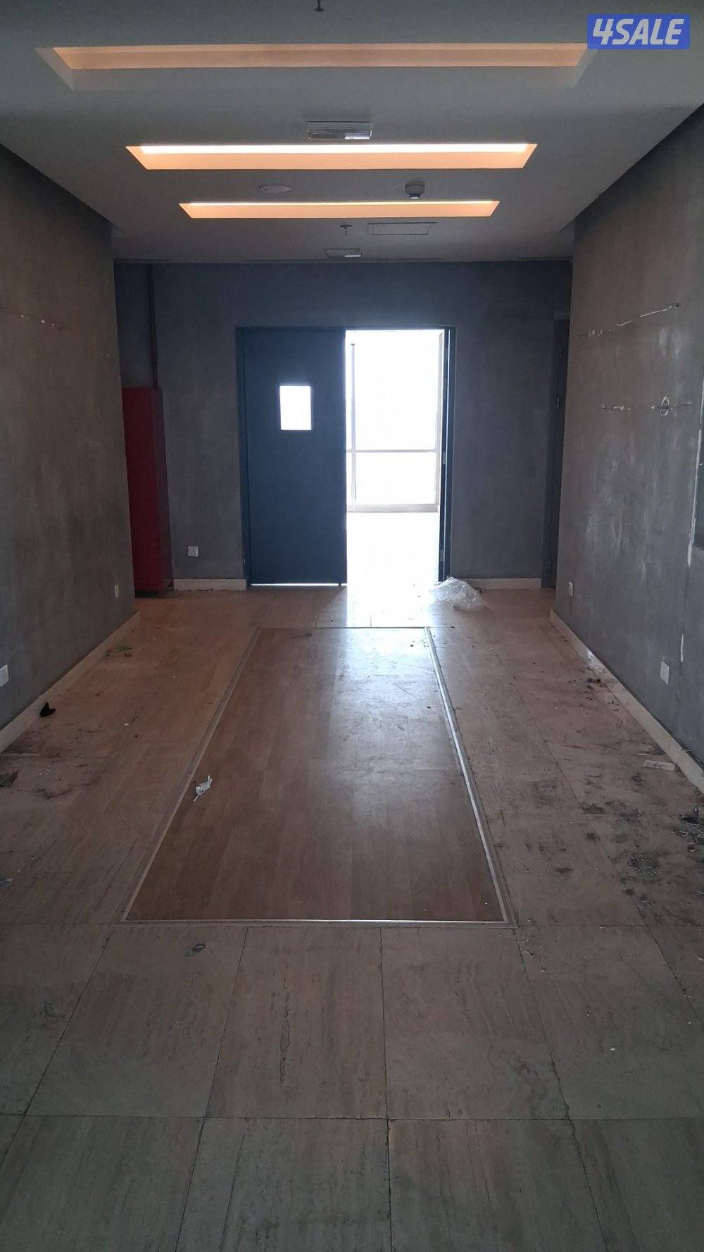 مكتب تجاري فاخر للإيجار اطلالة على الخليج العربي 155M²5