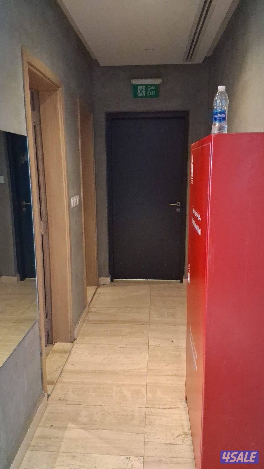 مكتب تجاري فاخر للإيجار اطلالة على الخليج العربي 155M²10