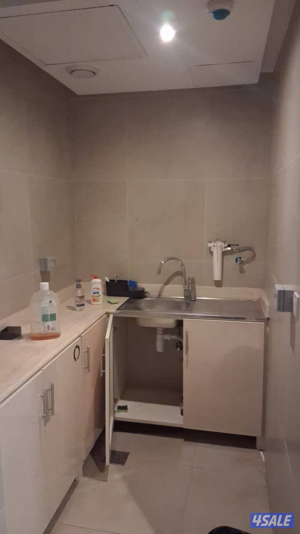 مكتب تجاري فاخر للإيجار اطلالة على الخليج العربي 155M²12