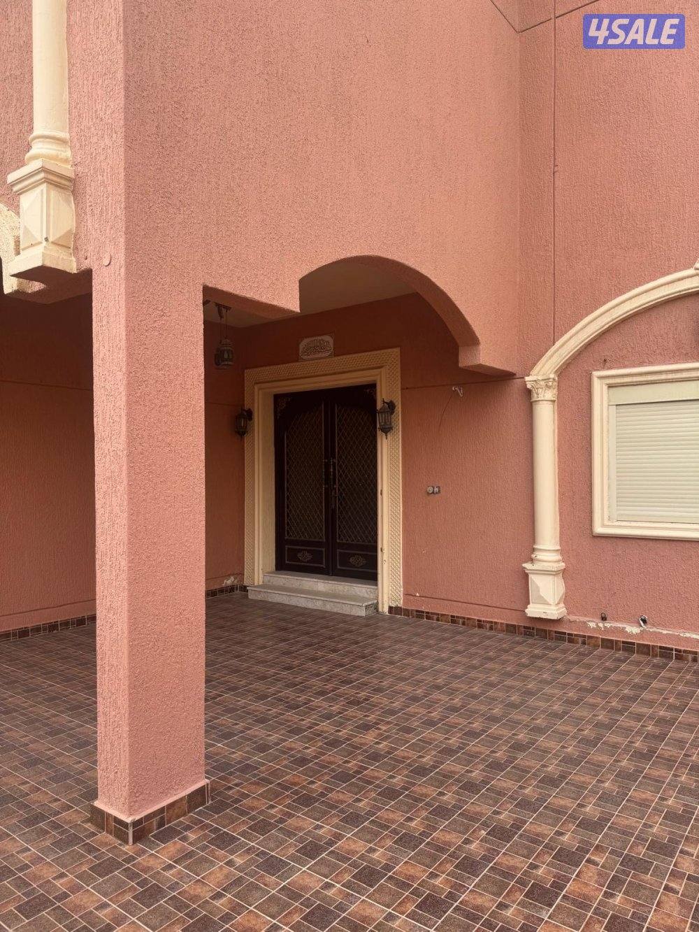 منزل حكومي تشطيب راقي قريب جداً من المسجد والخدمات0