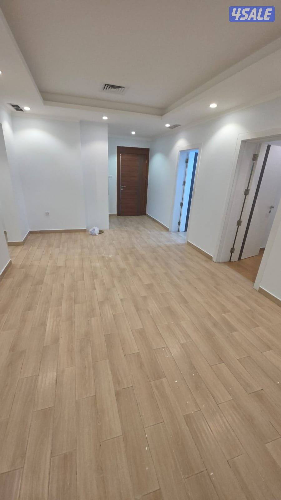 شقه للايجار في جابر الاحمد قطعة 5 غرفه٣ وصاله ومطبخ وغرفة مساعد محزن2