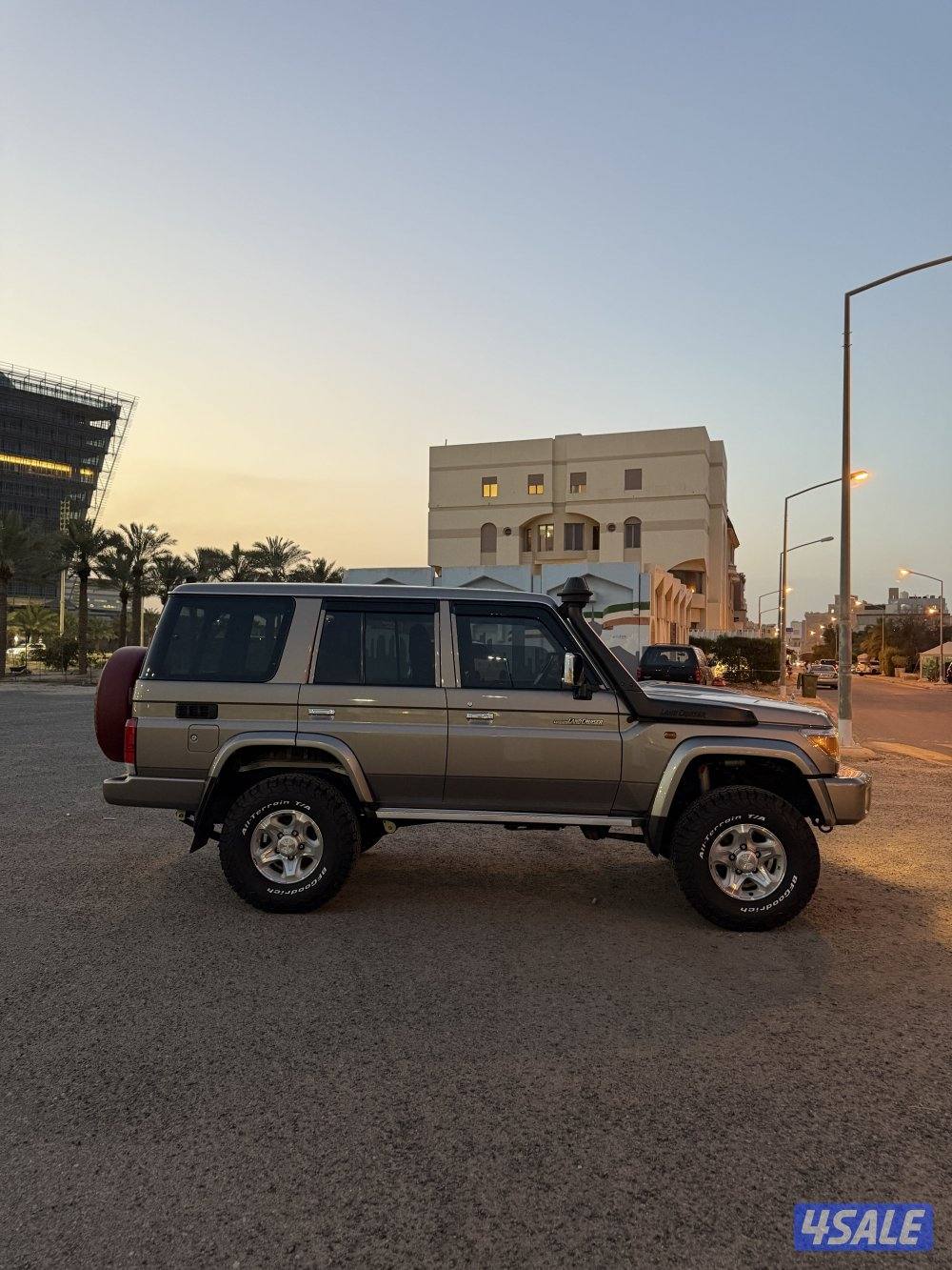 LC76 لاند نص 2022 Land cruiser وارد الساير صبغ وكالة نظيف3