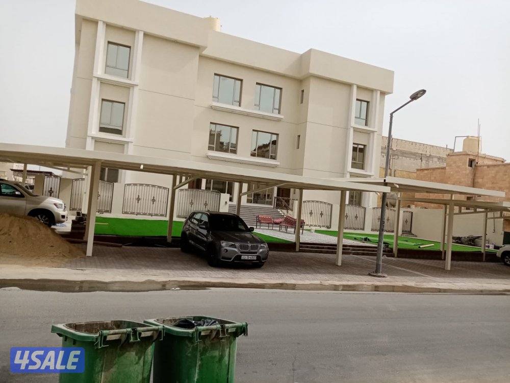 شقة مكونة من غرفة ماستر + ٣ غرف وحمامين وغرفة للخدم ماستر ومطبخ وصالة1