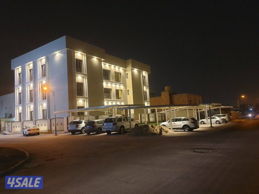 شقة مكونة من غرفة ماستر + ٣ غرف وحمامين وغرفة للخدم ماستر ومطبخ وصالة3