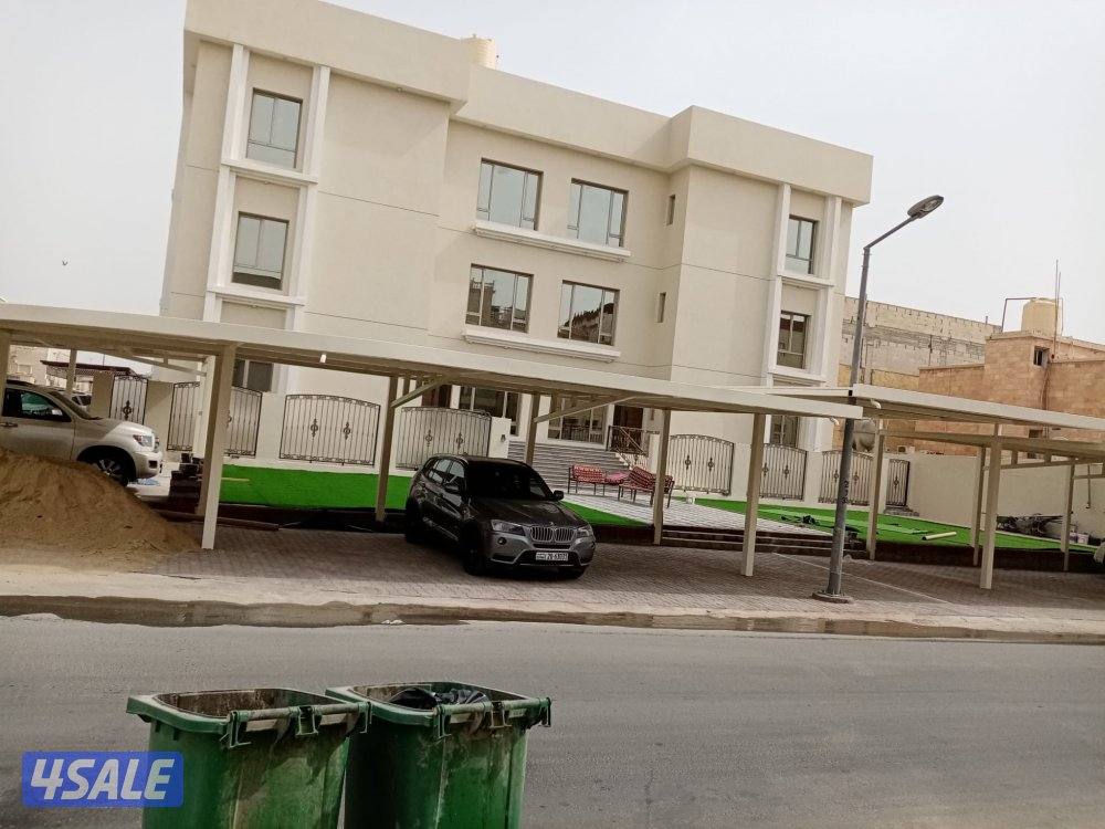 شقة مكونة من غرفة ماستر + ٣ غرف وحمامين وغرفة للخدم ماستر ومطبخ وصالة2