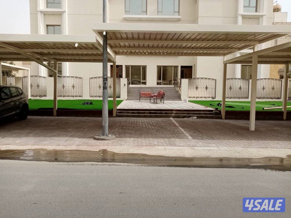 شقة مكونة من غرفة ماستر + ٣ غرف وحمامين وغرفة للخدم ماستر ومطبخ وصالة4