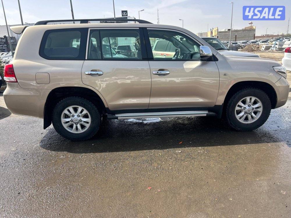 تويوتا لاند كروزر V8-GX.R 
موديل 2011
ماشى 118.000 k.m 
وارد الخليج .2
