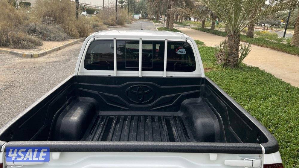 وانيت تويوتا هايلكس 2025 جير عادي بحالة الوكاله شرط الفحص وكاله الساير10