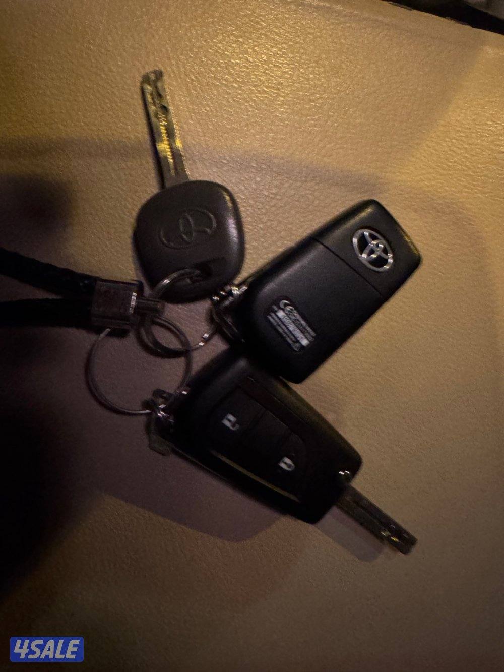 وانيت تويوتا هايلكس 2025 جير عادي بحالة الوكاله شرط الفحص وكاله الساير14