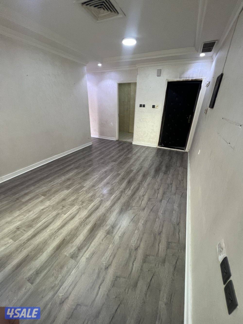 شقه للايجار بحولي غرفة و صاله، حمام و مطبخ1