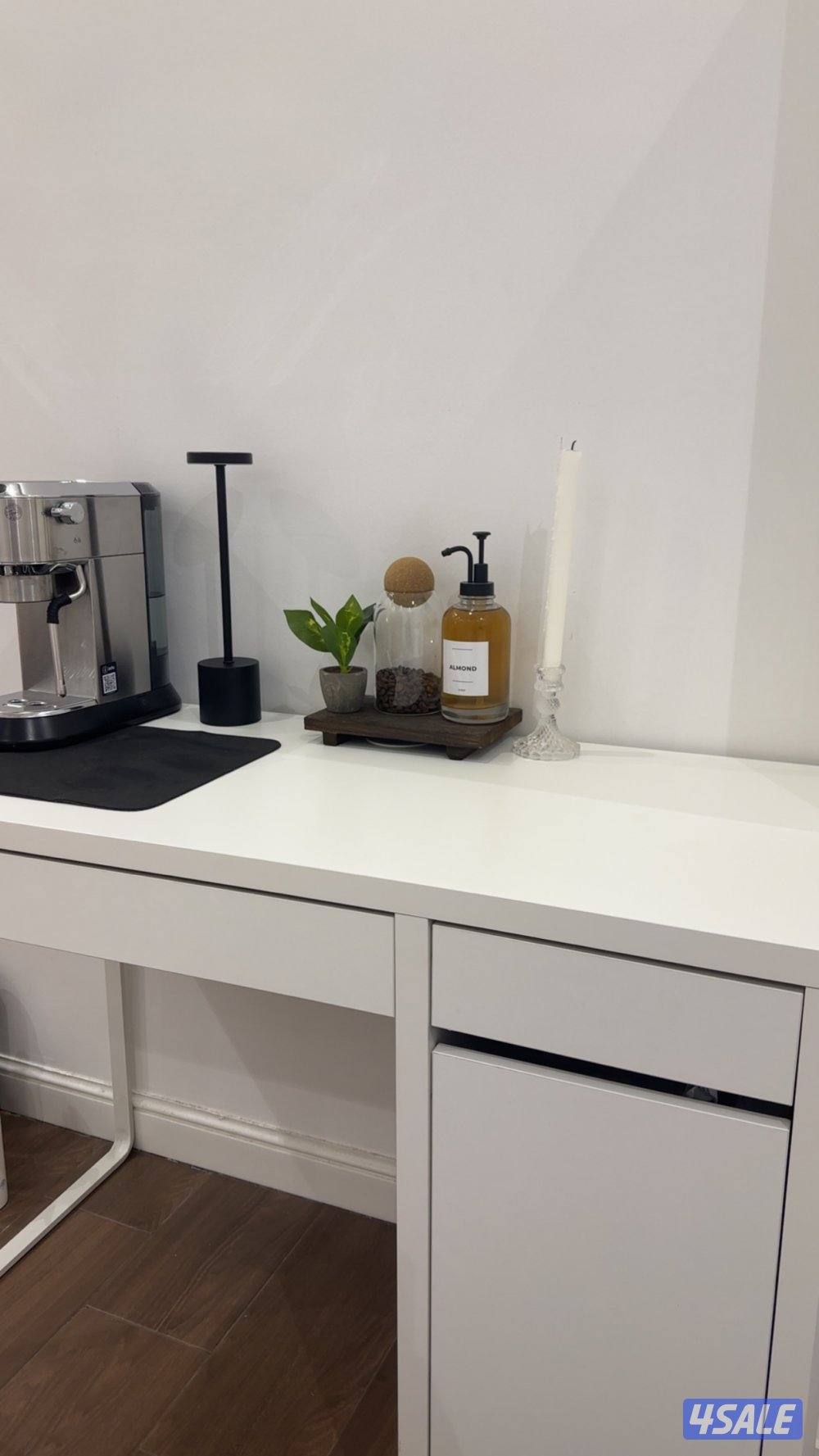 للبيع مكتب ايكيا أبيض مع كرسي أبيض استعمال خفيف حالة ممتازة.0