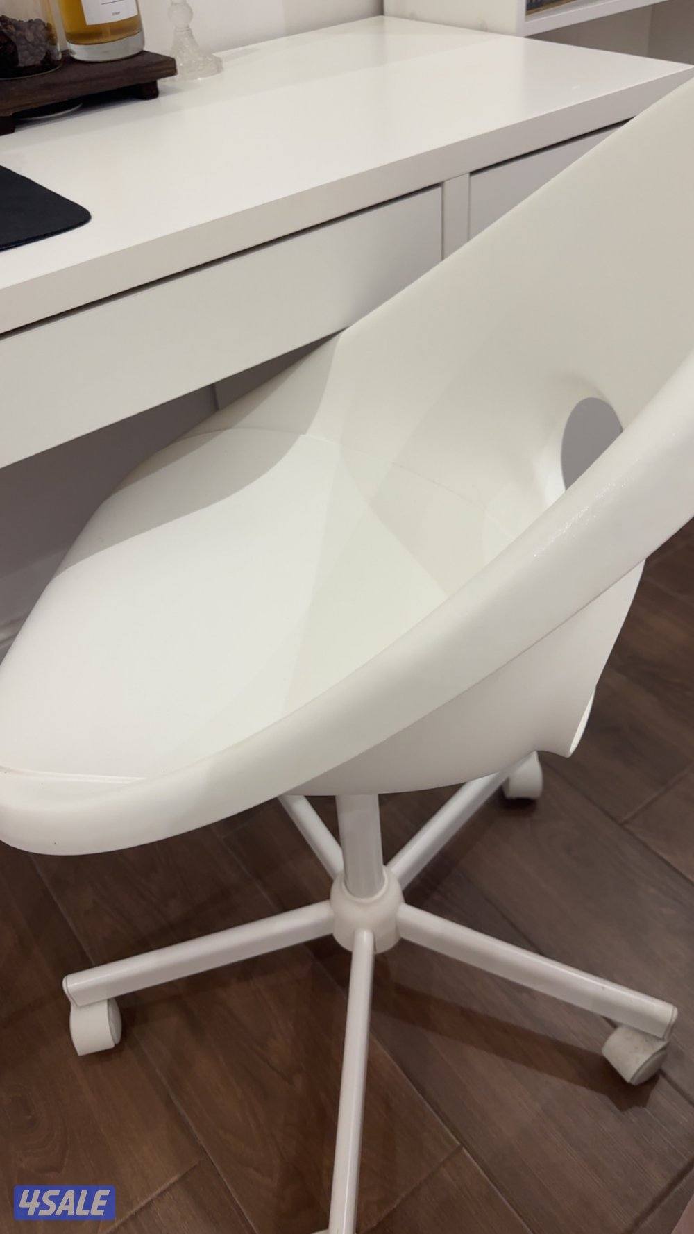 للبيع مكتب ايكيا أبيض مع كرسي أبيض استعمال خفيف حالة ممتازة.2
