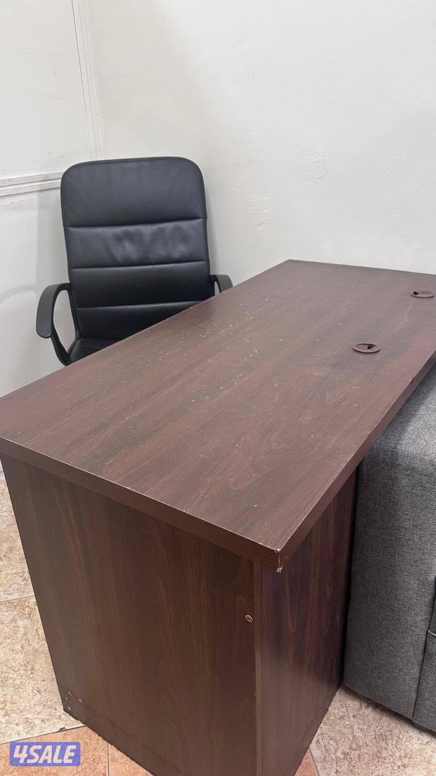 للبيع طاولة مكتبية  مع كرسي ممتاز0