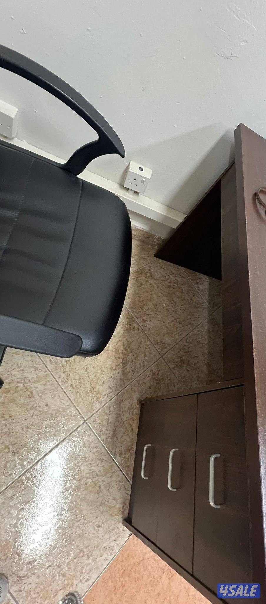 للبيع طاولة مكتبية  مع كرسي ممتاز1