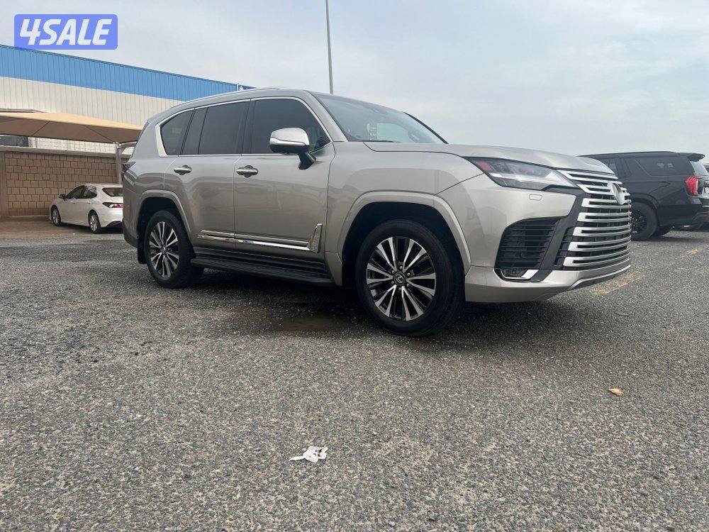 لكزس LX600 الساير 2022 درجه ثانيه بحاله الوكاله عداد 123 الف0