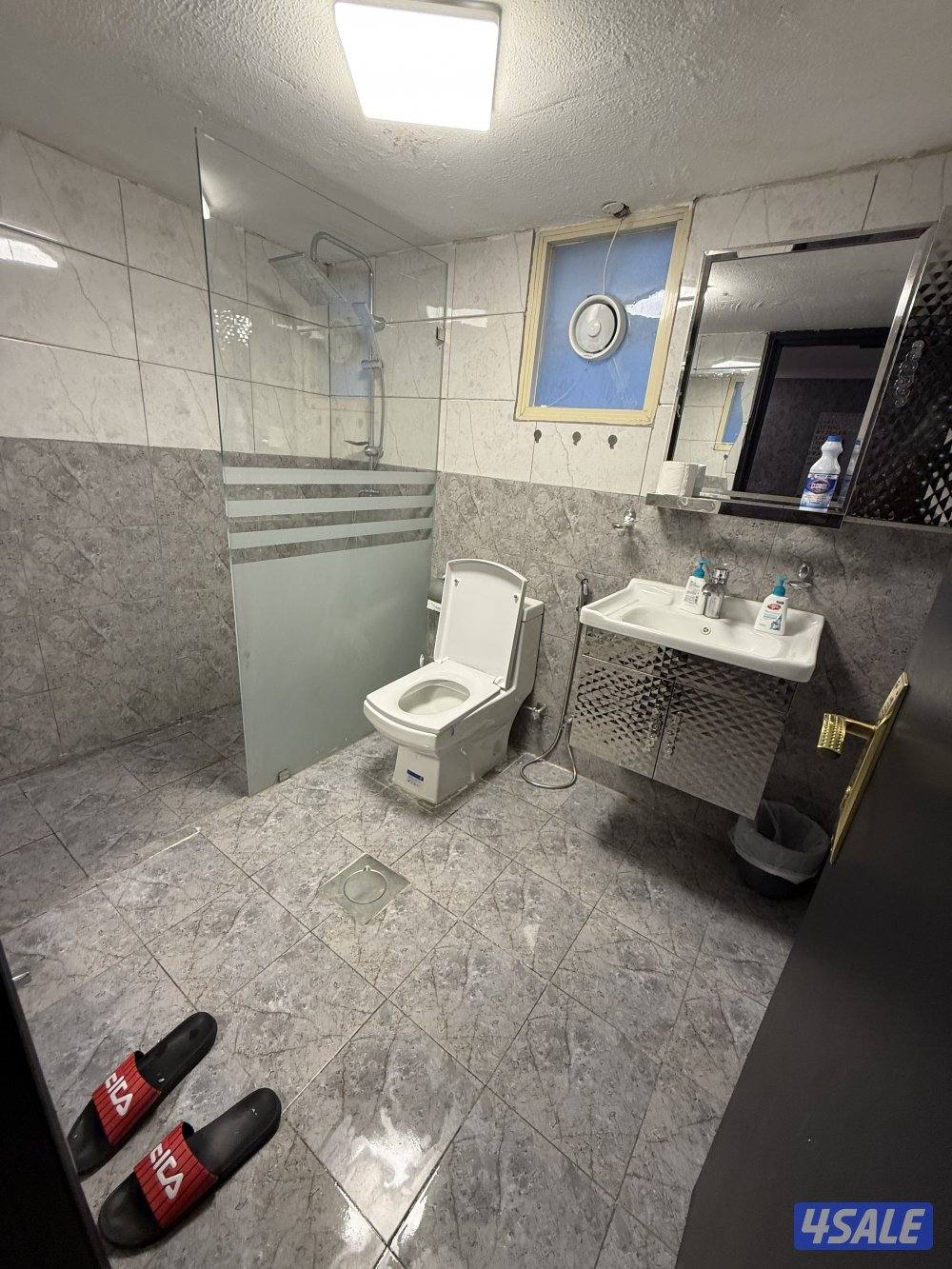 يوجد لدينا شقه خلو الايجار غرفه وصاله ومطبخ وحمام تشطيب سوبر لوكس8