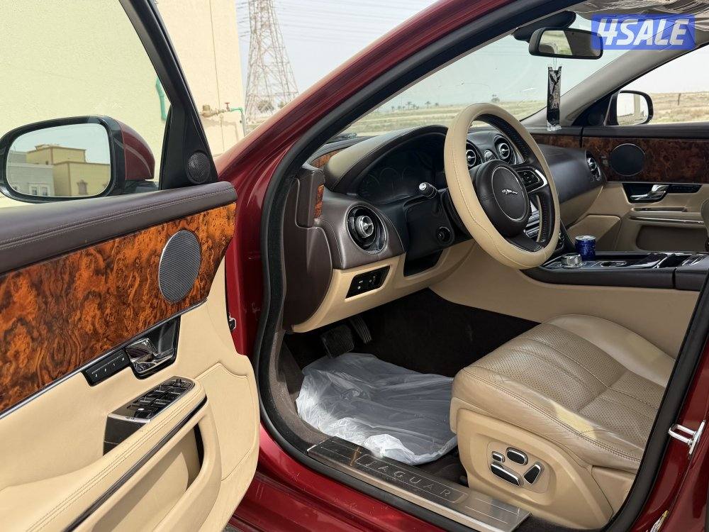 للبيع جاكور 2011 XJ  شرط الفحص صبغ الوكاله ماشي 122 ثمانيه سلندر5