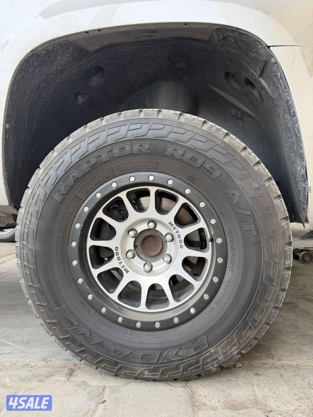 للبيع اربع تواير حجري شرط انظاف استخدام اقل من شهرين (الوصف)0