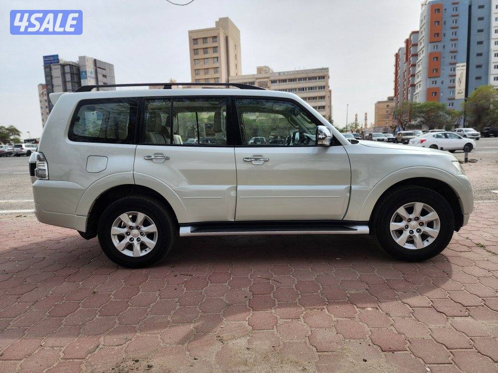 للبيع باجيرو موديل 2022 فتحة و ثلاجة عداد 137 ألف سرفس منتظم شرط الفحص3