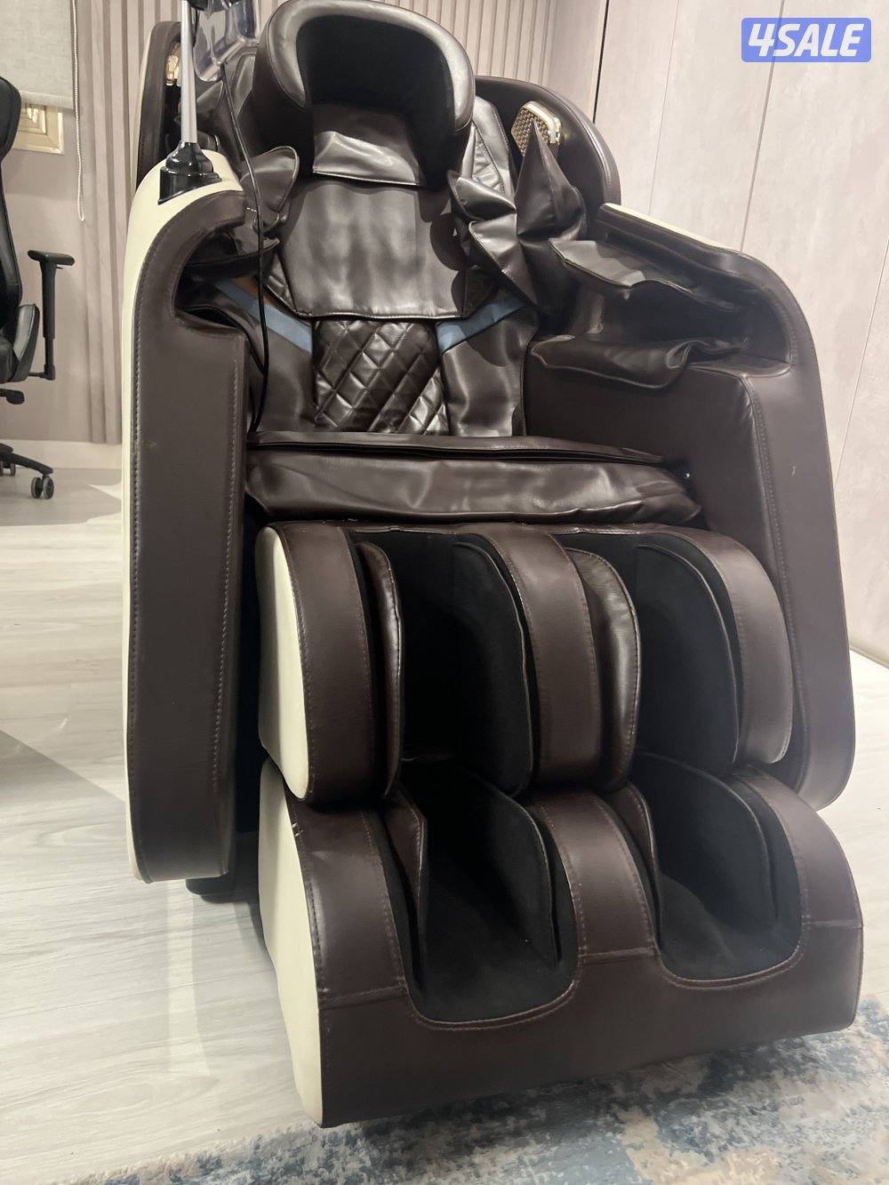 كرسي مساج  بني وفيه شاشه للتحكم  ذكيه مع سماعات صوب الرأس1
