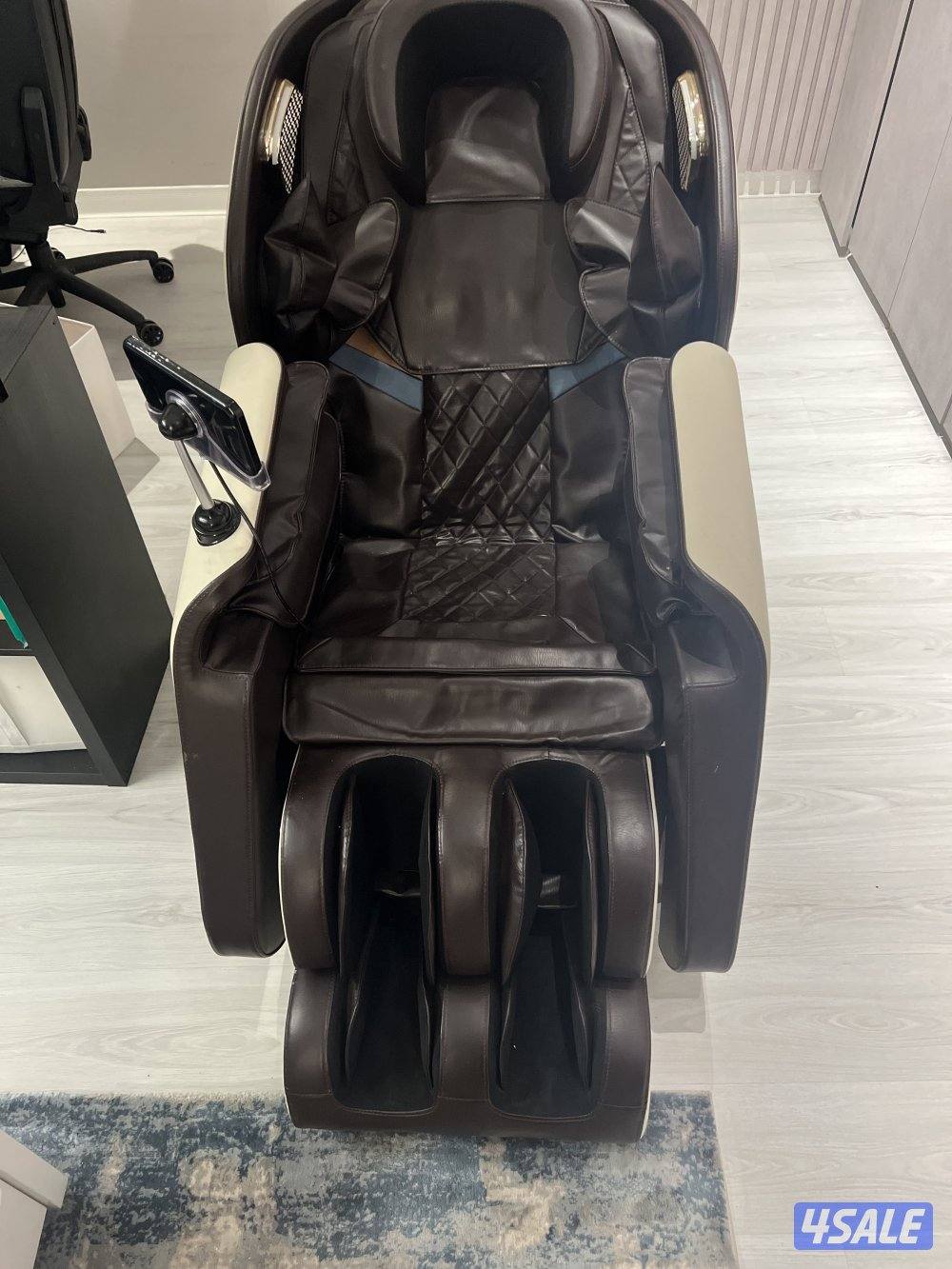 كرسي مساج  بني وفيه شاشه للتحكم  ذكيه مع سماعات صوب الرأس2