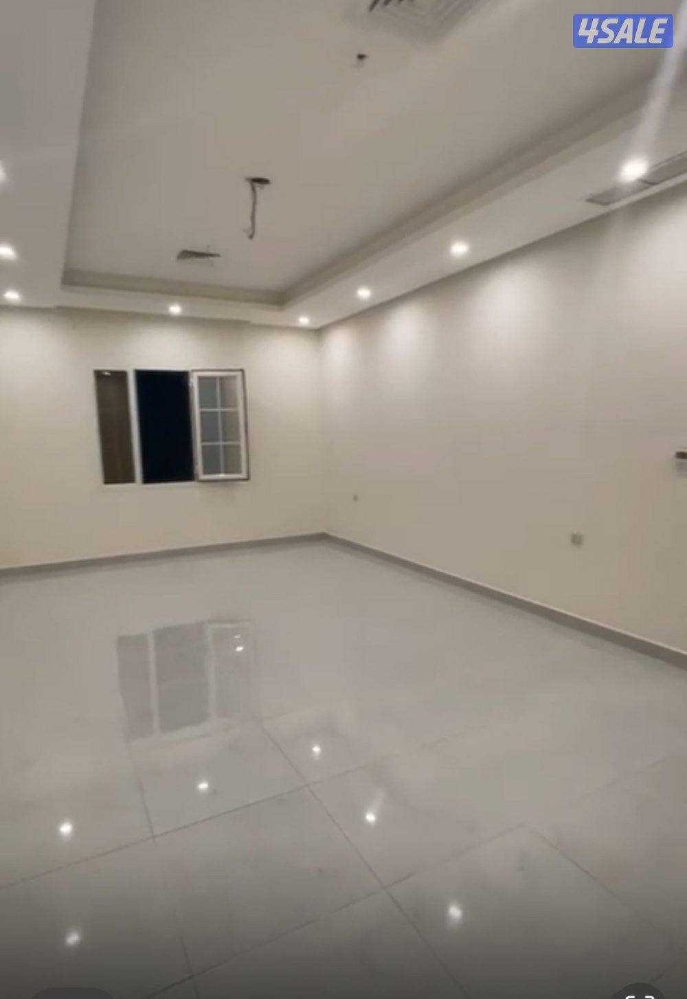 شقه مع رووف كبير مميزه للإيجار بجنوب عبد الله المبارك0