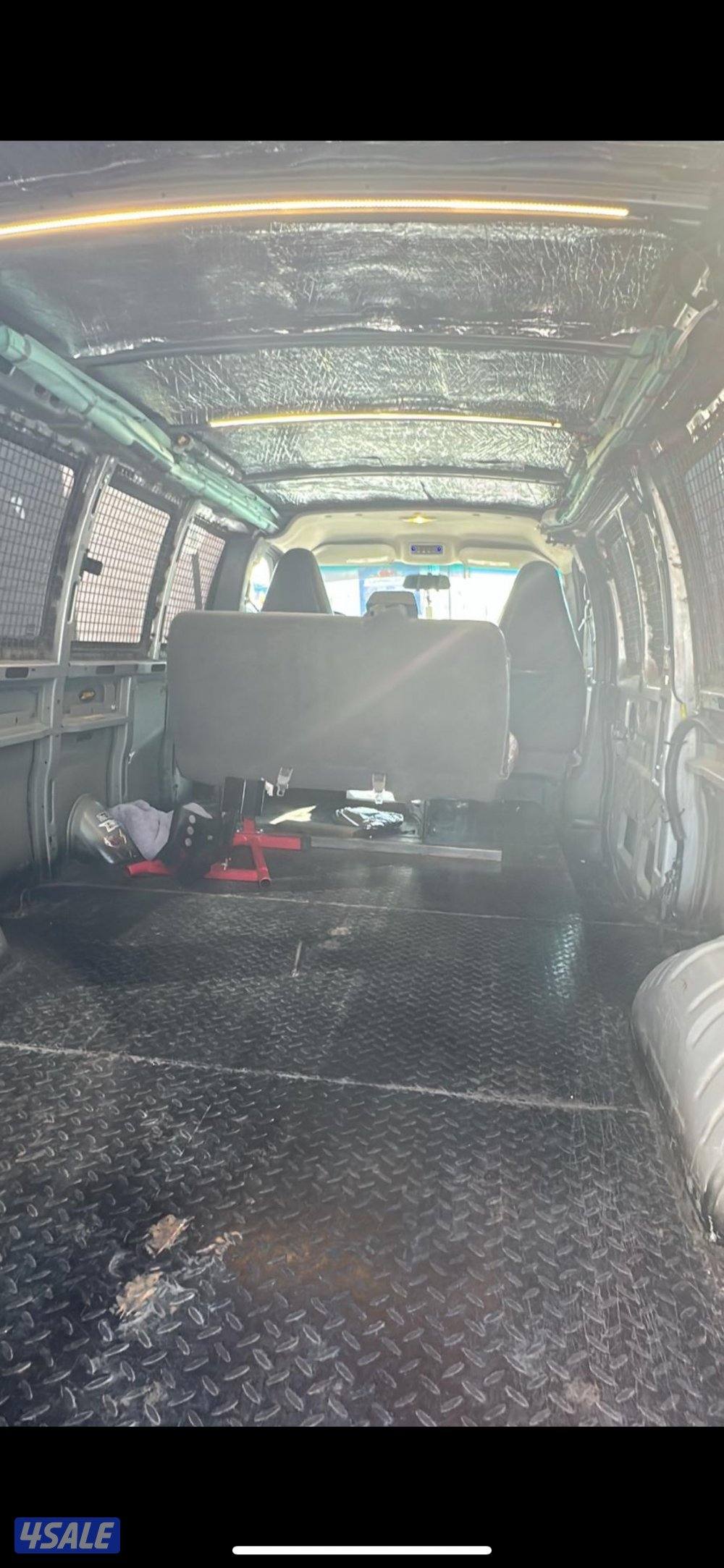 للبيع فان gmc  معاه هايبوسه 2012 مجهز حق نادي سباق3