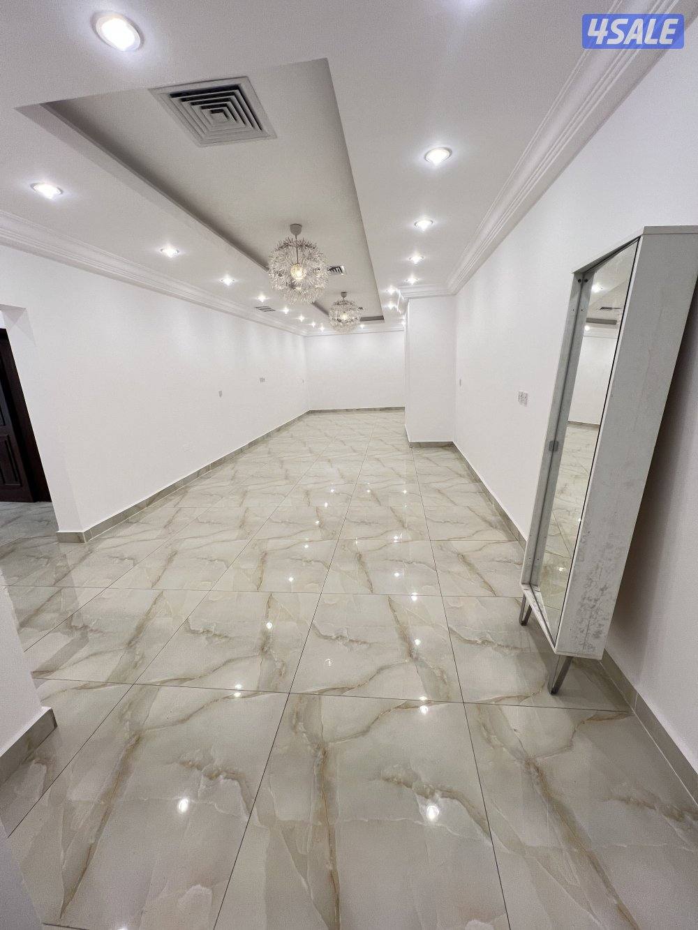 للايجار شقه مبارك الكبير ق 2 ثلاث غرف وخمس حمامات وغرفة خا دمه0