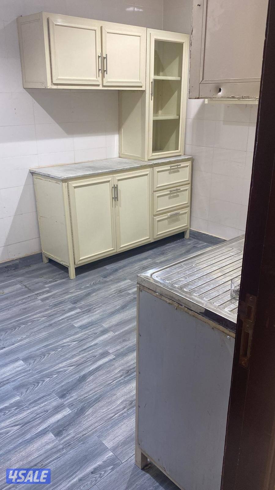 شقه في الجابريه 3 غرف منهم غرفة ماستر وصالة وغرفة خاد1