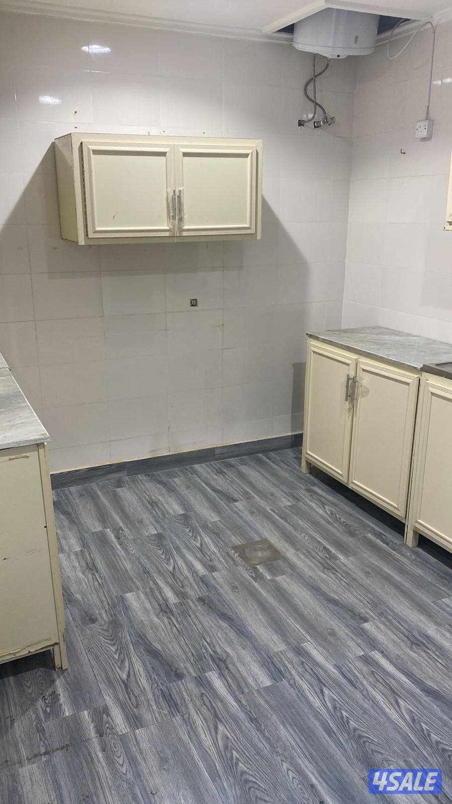 شقه في الجابريه 3 غرف منهم غرفة ماستر وصالة وغرفة خاد4