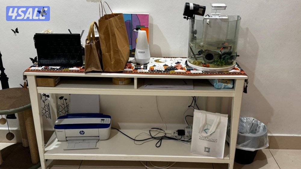 مكتبه تلفاز مع رفوف معلقه على الحائط و كونسلت لون ابيض0