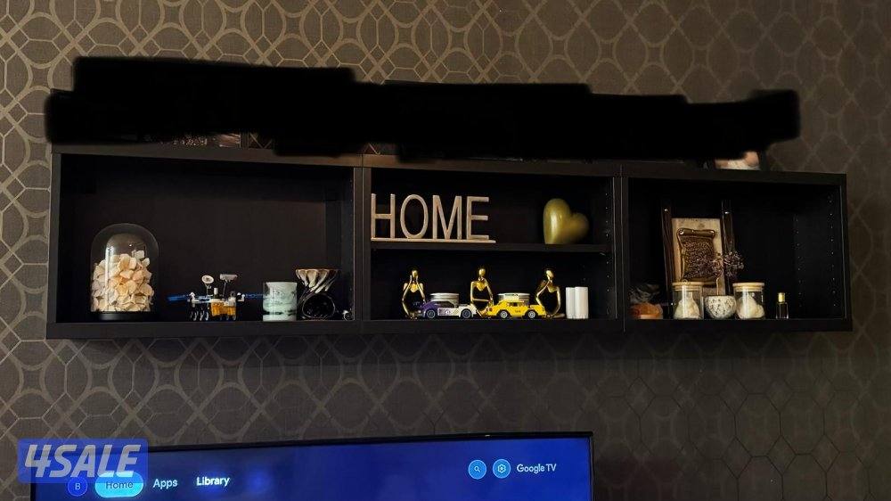 مكتبه تلفاز مع رفوف معلقه على الحائط و كونسلت لون ابيض2