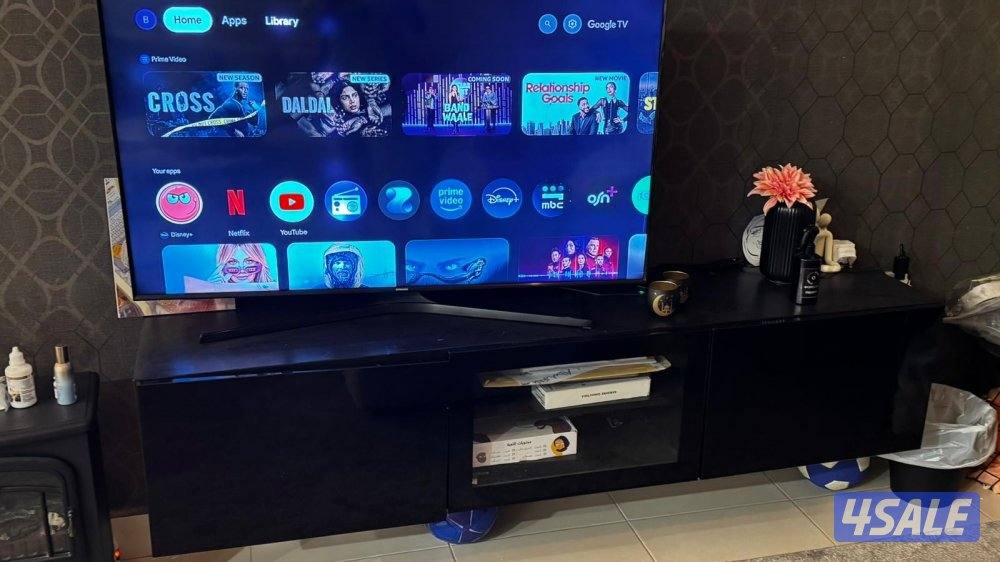 مكتبه تلفاز مع رفوف معلقه على الحائط و كونسلت لون ابيض1