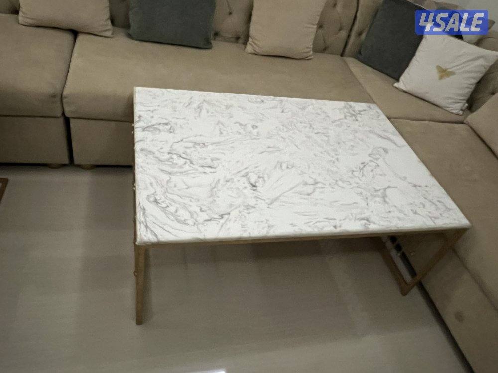 بيعه سريعه طاولة تقديم رخام كبيره مع ٤ حجم صغير1