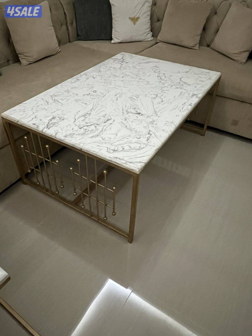 بيعه سريعه طاولة تقديم رخام كبيره مع ٤ حجم صغير3
