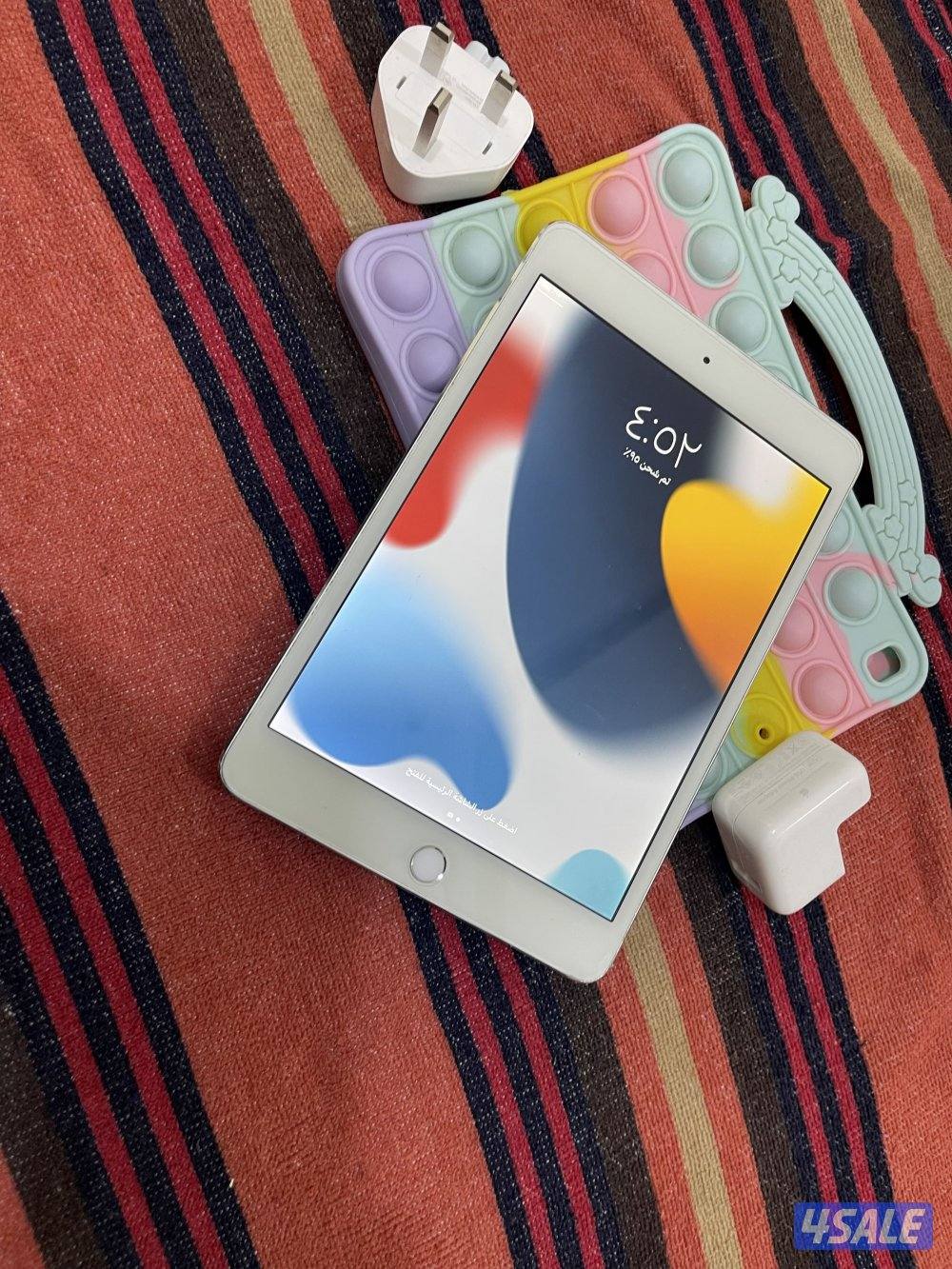 للبيع ايباد ابل ميني 4 نظيف وشغال تمام مو مفتوح ولا مصلح مع كفر وشحن1