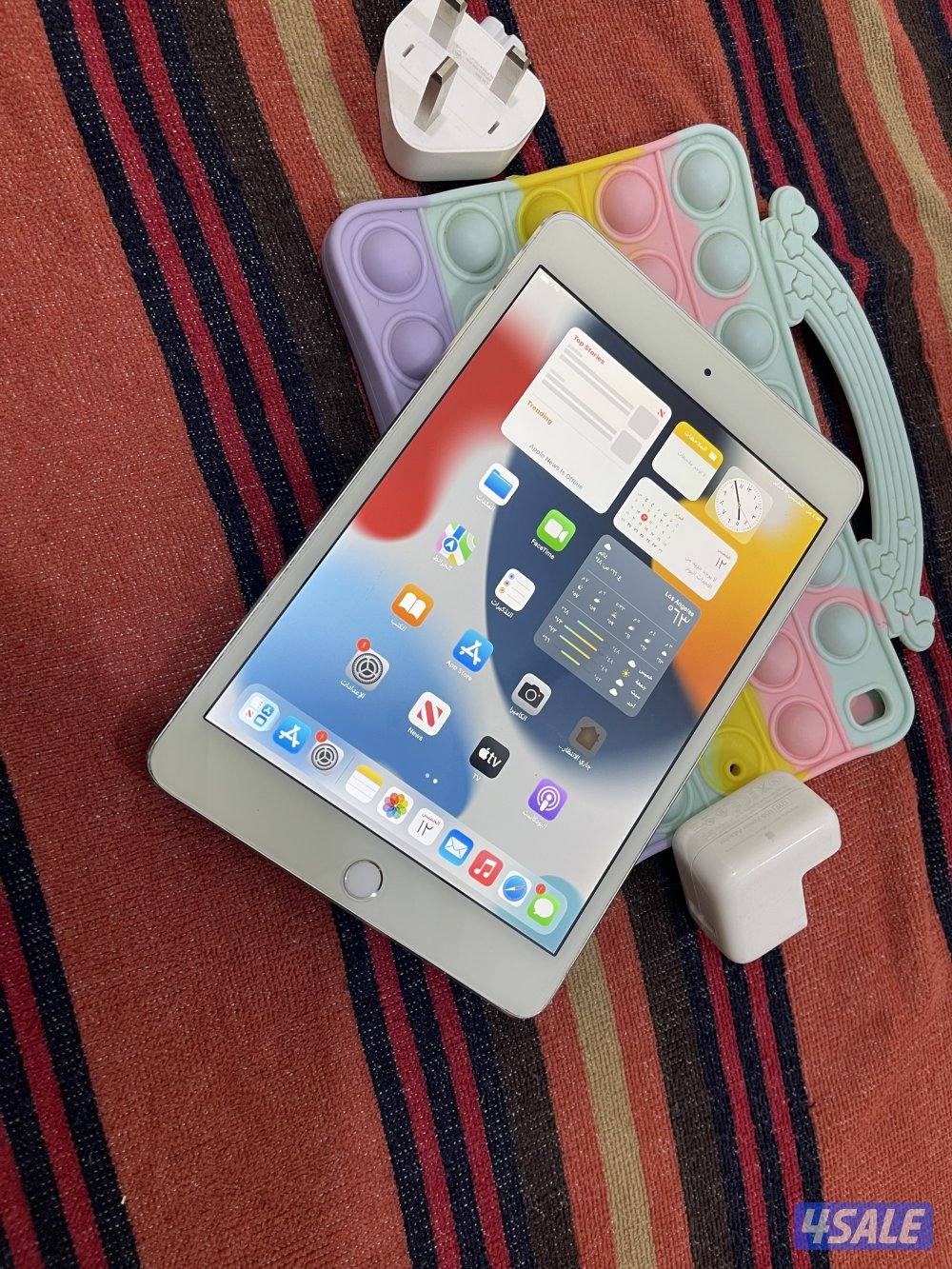 للبيع ايباد ابل ميني 4 نظيف وشغال تمام مو مفتوح ولا مصلح مع كفر وشحن2