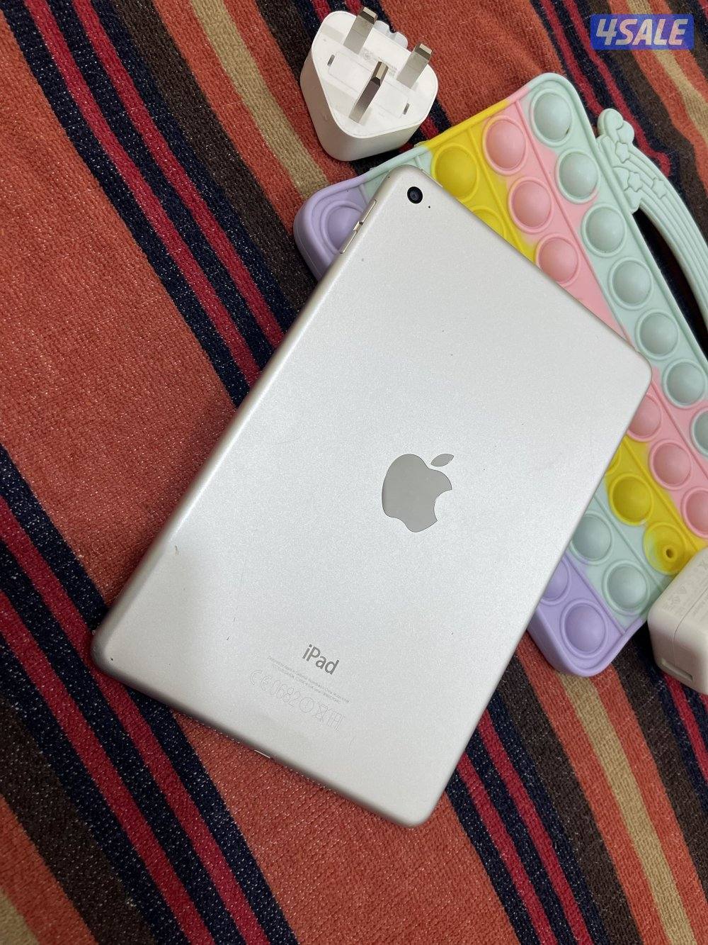 للبيع ايباد ابل ميني 4 نظيف وشغال تمام مو مفتوح ولا مصلح مع كفر وشحن6