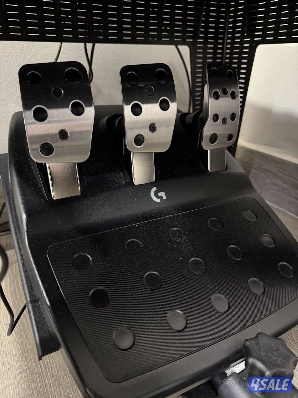 للبيع سكان وقير logitech g923 مع كرسي gamax نظاف جدا استعمال شهرين فقط4