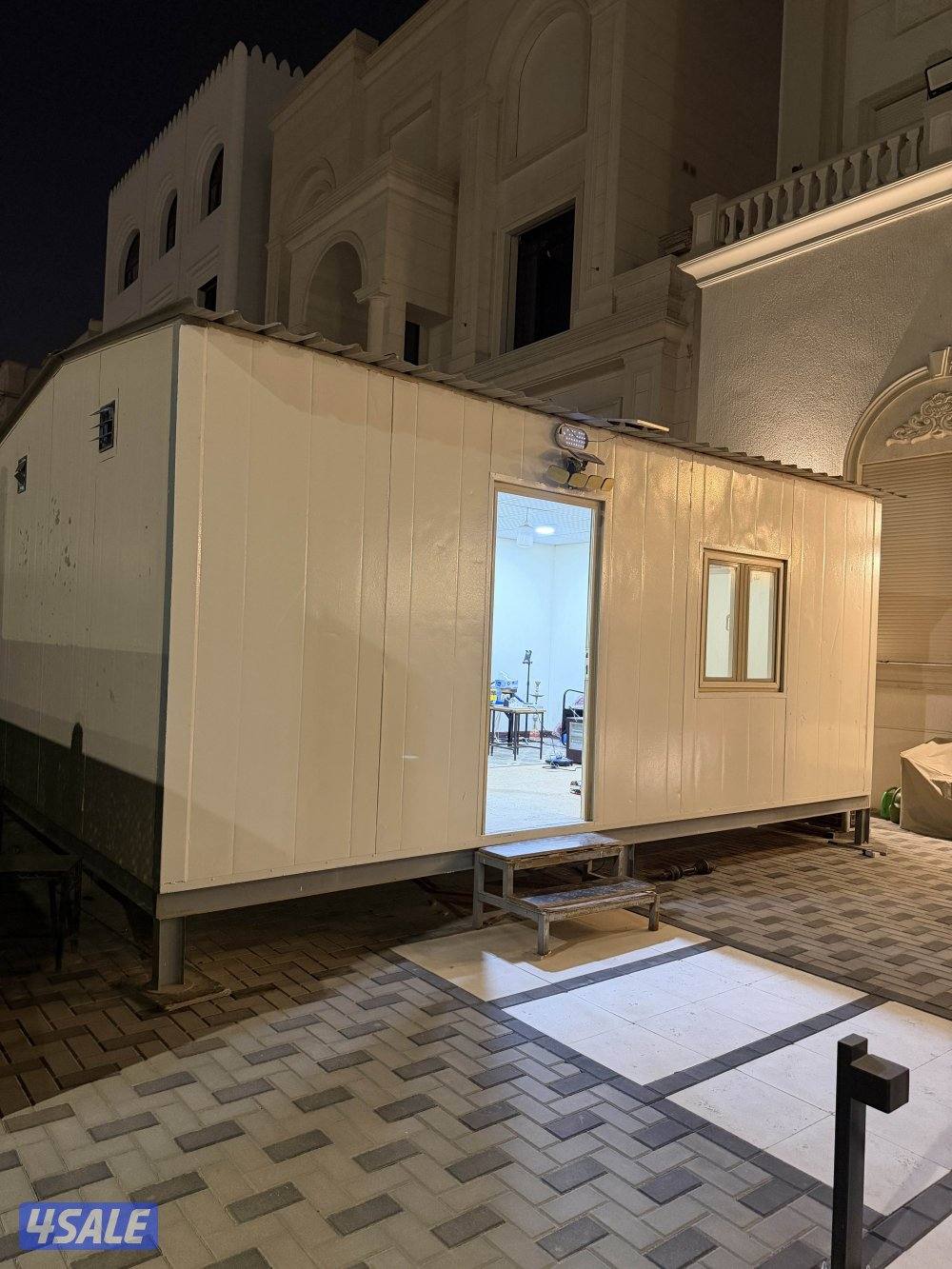 بحالة ممتازة ساندويش بانل  مقاس  4*6 فيها حمام ومطبخ تحضيري0