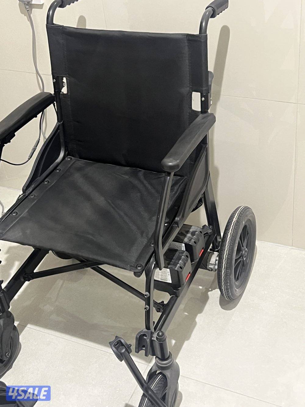 كرسي كهربائي متحرك سعره جديد شاريه400دينار وبايعه بسعر رخيص 150دينار0