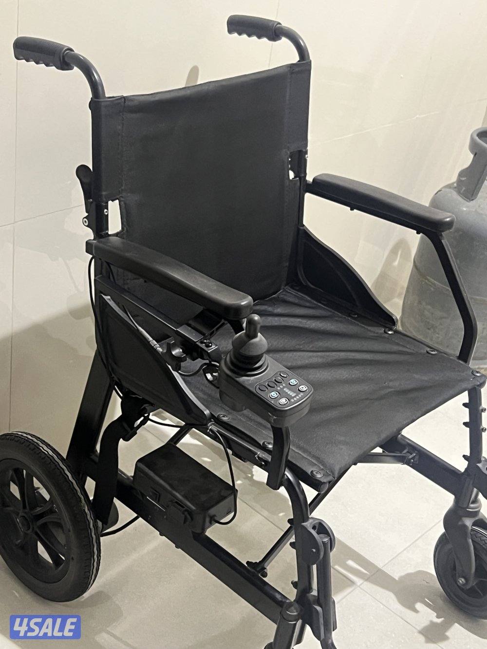 كرسي كهربائي متحرك سعره جديد شاريه400دينار وبايعه بسعر رخيص 150دينار1