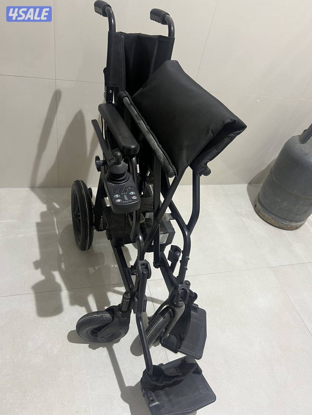 كرسي كهربائي متحرك سعره جديد شاريه400دينار وبايعه بسعر رخيص 150دينار2
