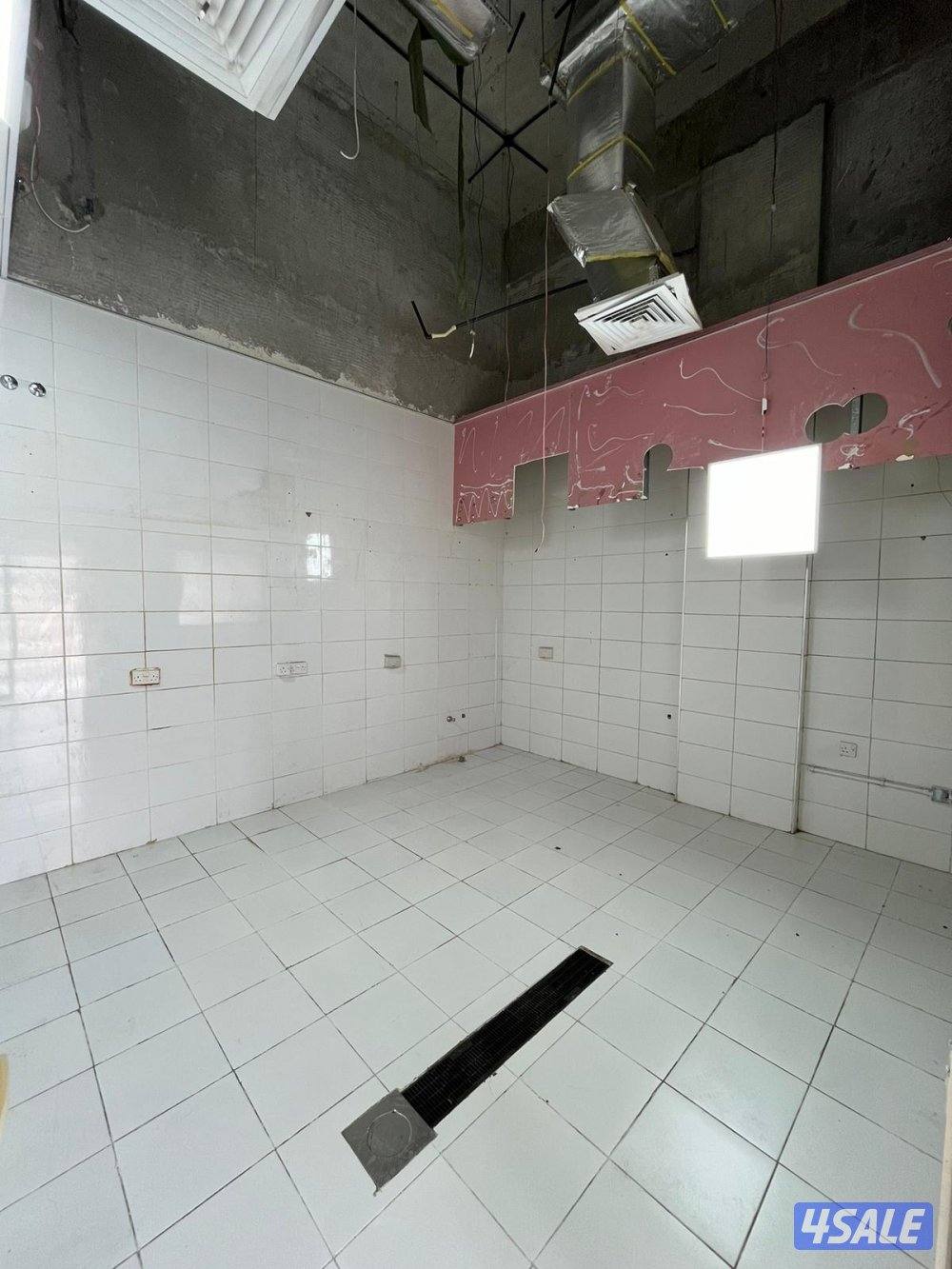 محل تجاري مع فترة سماح للإيجار في صباح السالم2