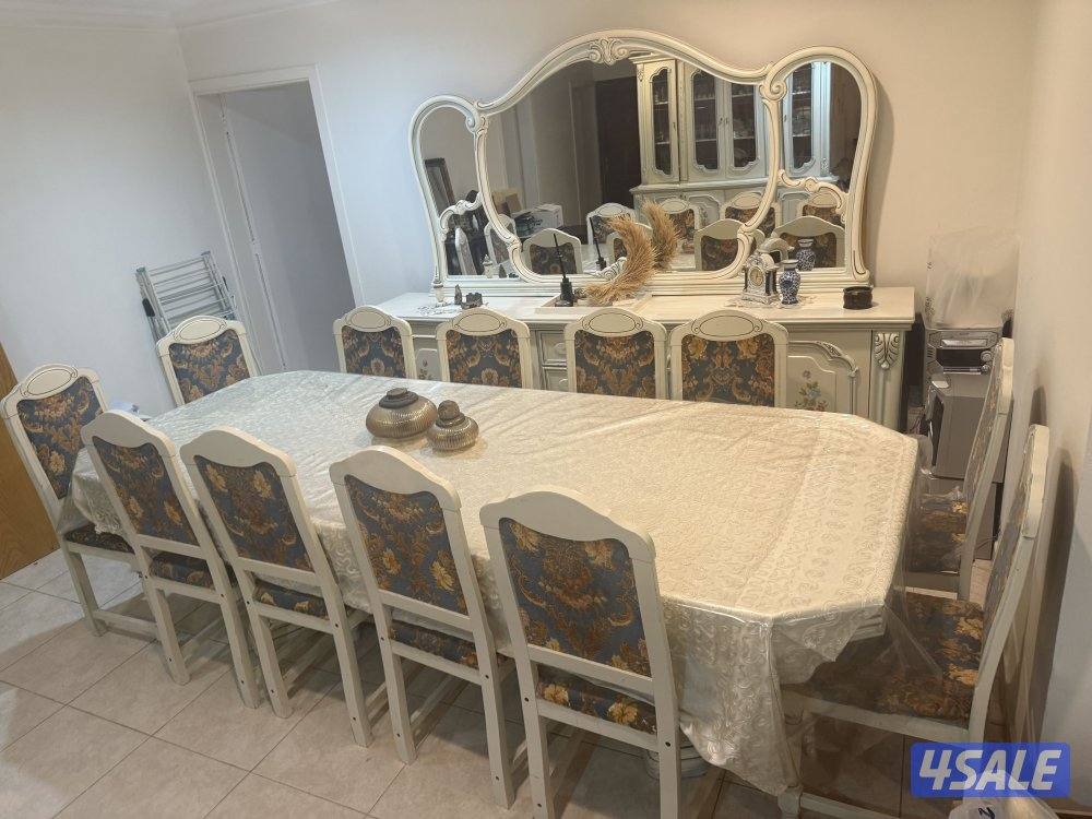 للبيع طاوله سفره ١٢ كرسي مع دريسوار انتيك صناعه أوروبيه0
