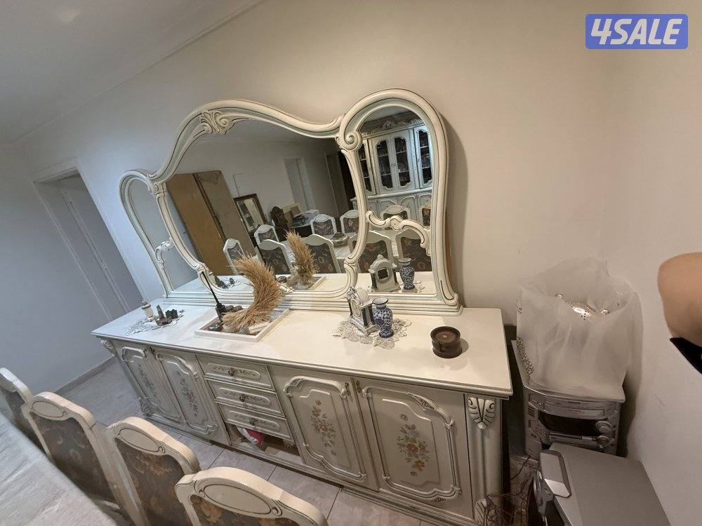 للبيع طاوله سفره ١٢ كرسي مع دريسوار انتيك صناعه أوروبيه2