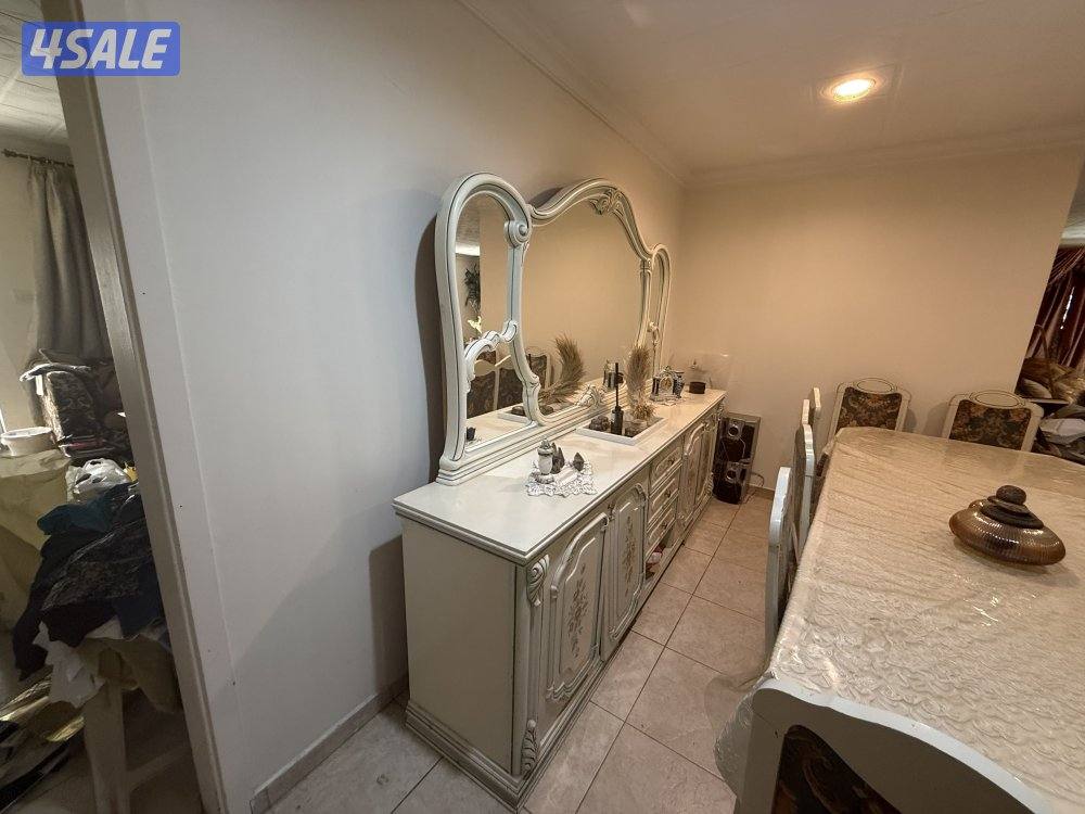 للبيع طاوله سفره ١٢ كرسي مع دريسوار انتيك صناعه أوروبيه3