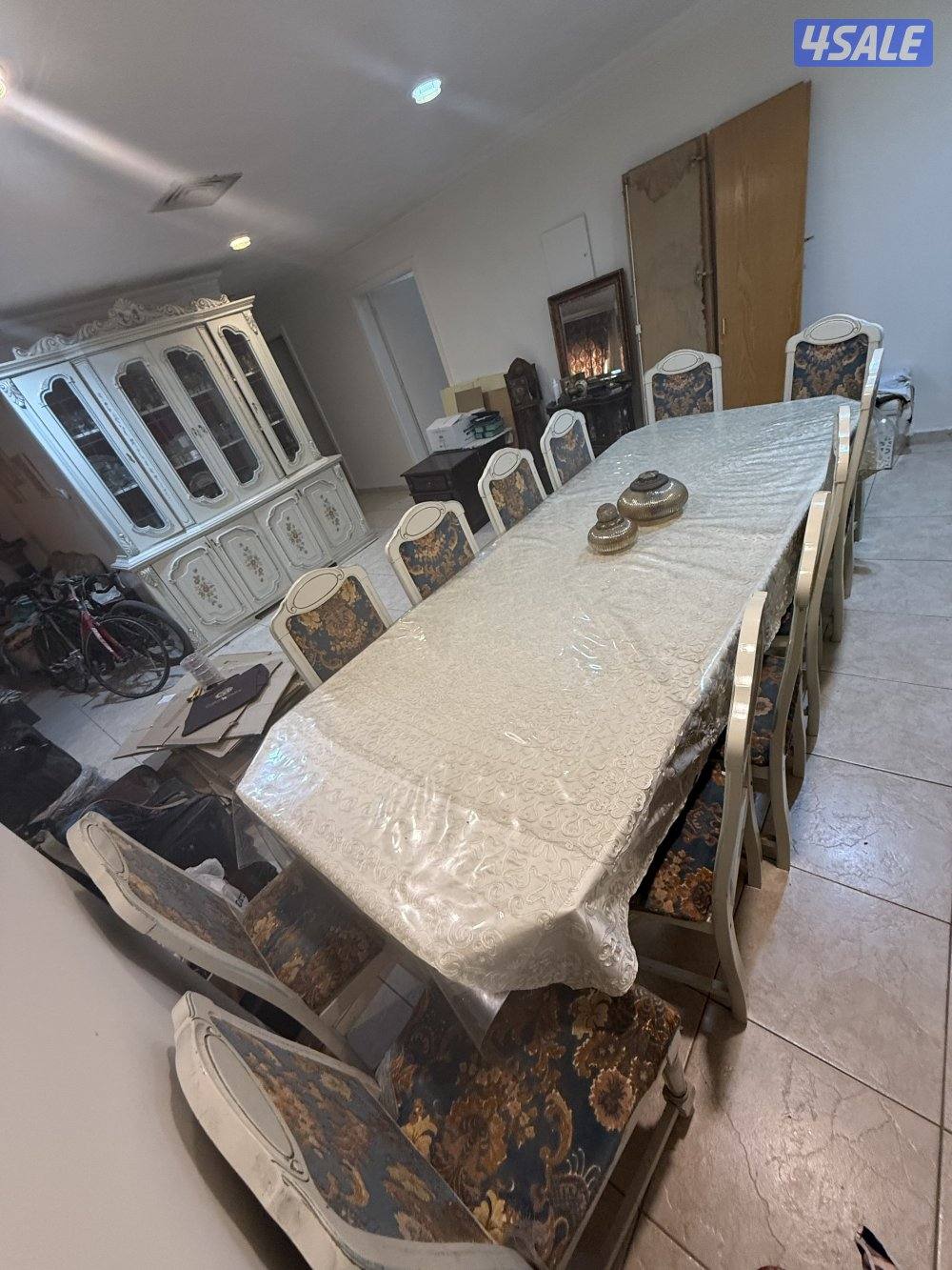للبيع طاوله سفره ١٢ كرسي مع دريسوار انتيك صناعه أوروبيه4
