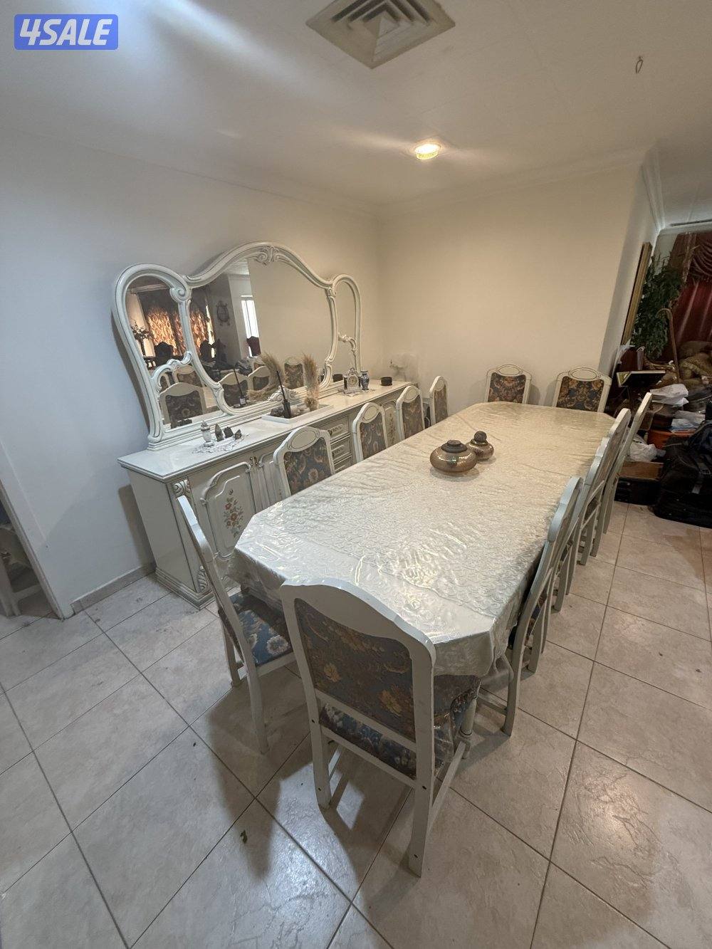 للبيع طاوله سفره ١٢ كرسي مع دريسوار انتيك صناعه أوروبيه5