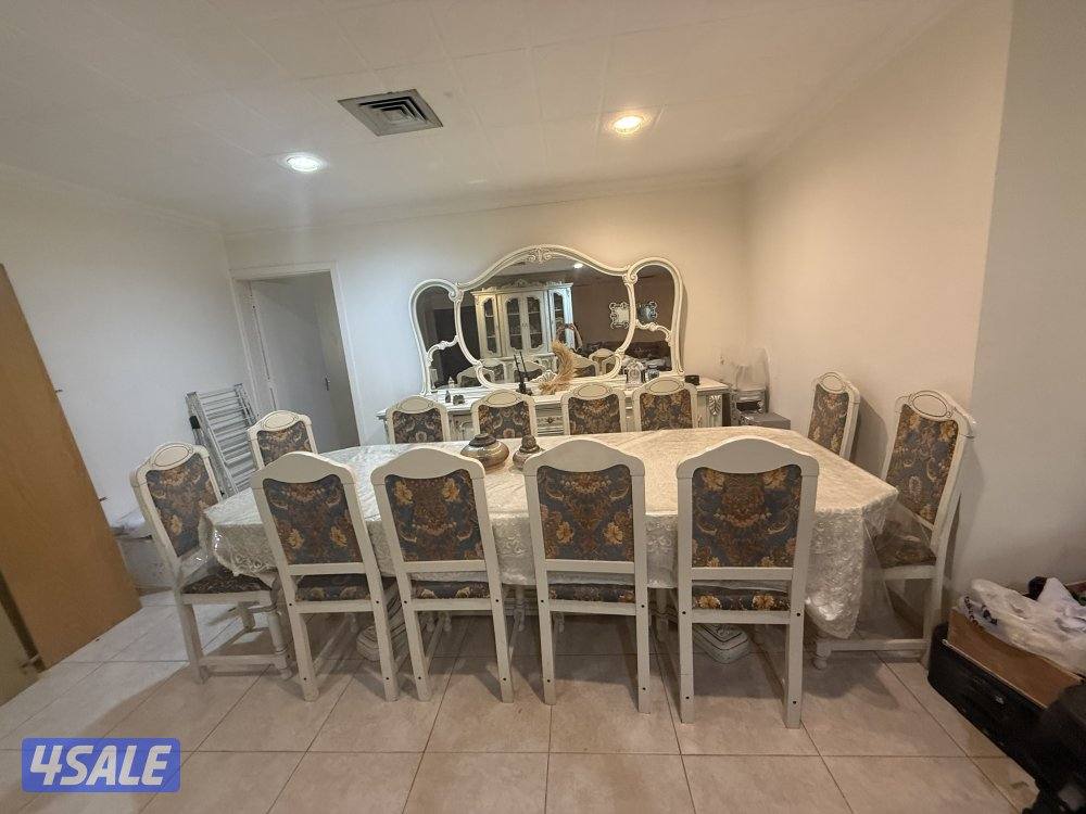 للبيع طاوله سفره ١٢ كرسي مع دريسوار انتيك صناعه أوروبيه6